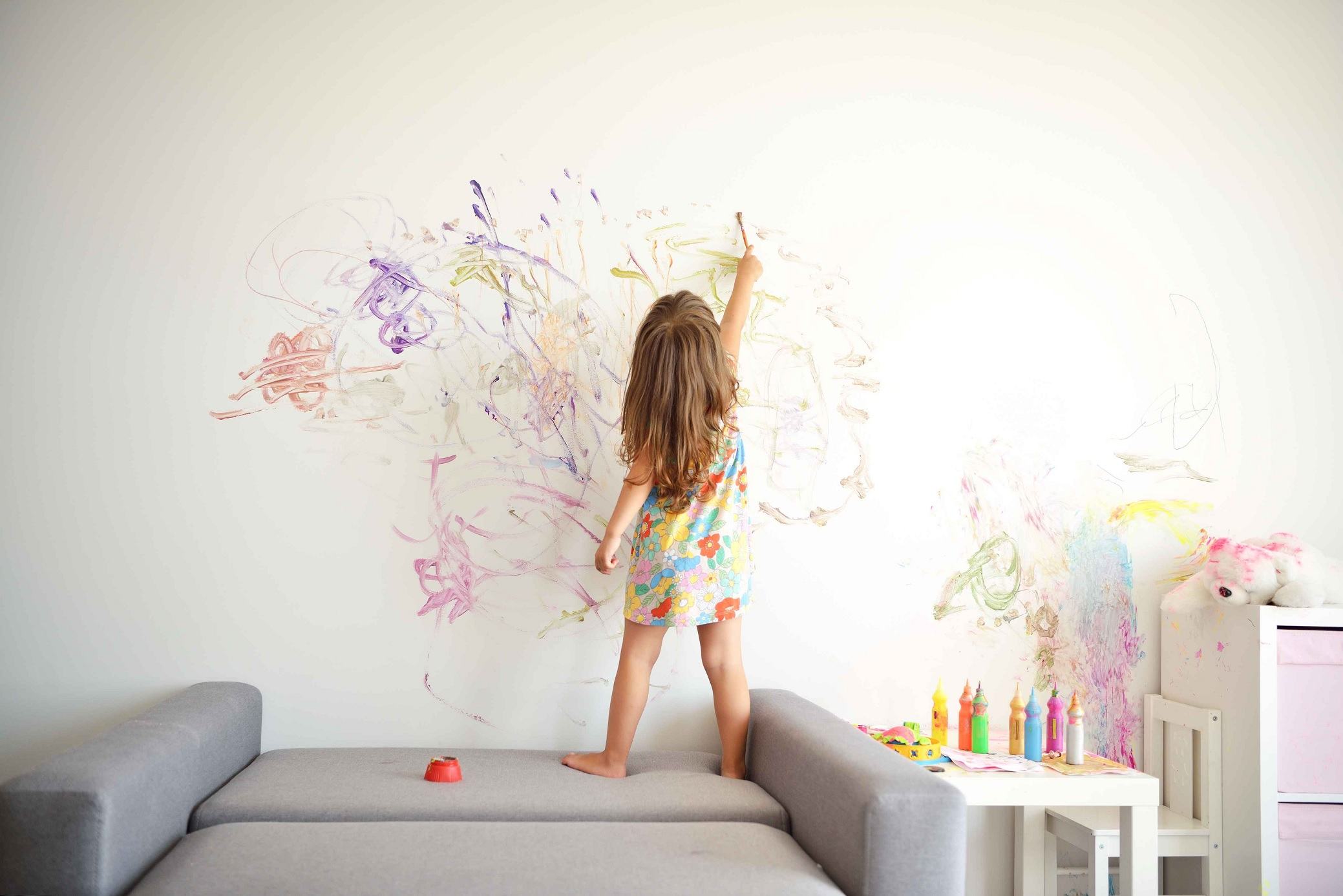 Copilul adora sa deseneze pe pereti? Trucul cu bicarbonat perfect si pentru el, si pentru mama
